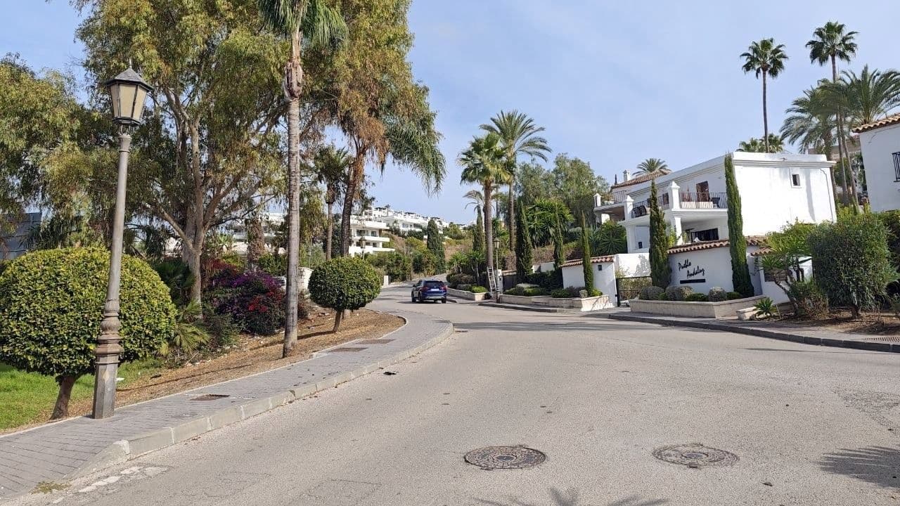 El Ayuntamiento adjudica la instalación de 168 farolas solares híbridas en las calles Montejaque, Lima y avenida de La Resina